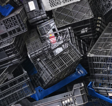 Cajas de plástico apiladas