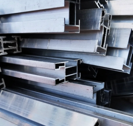 Barras metálicas apiladas